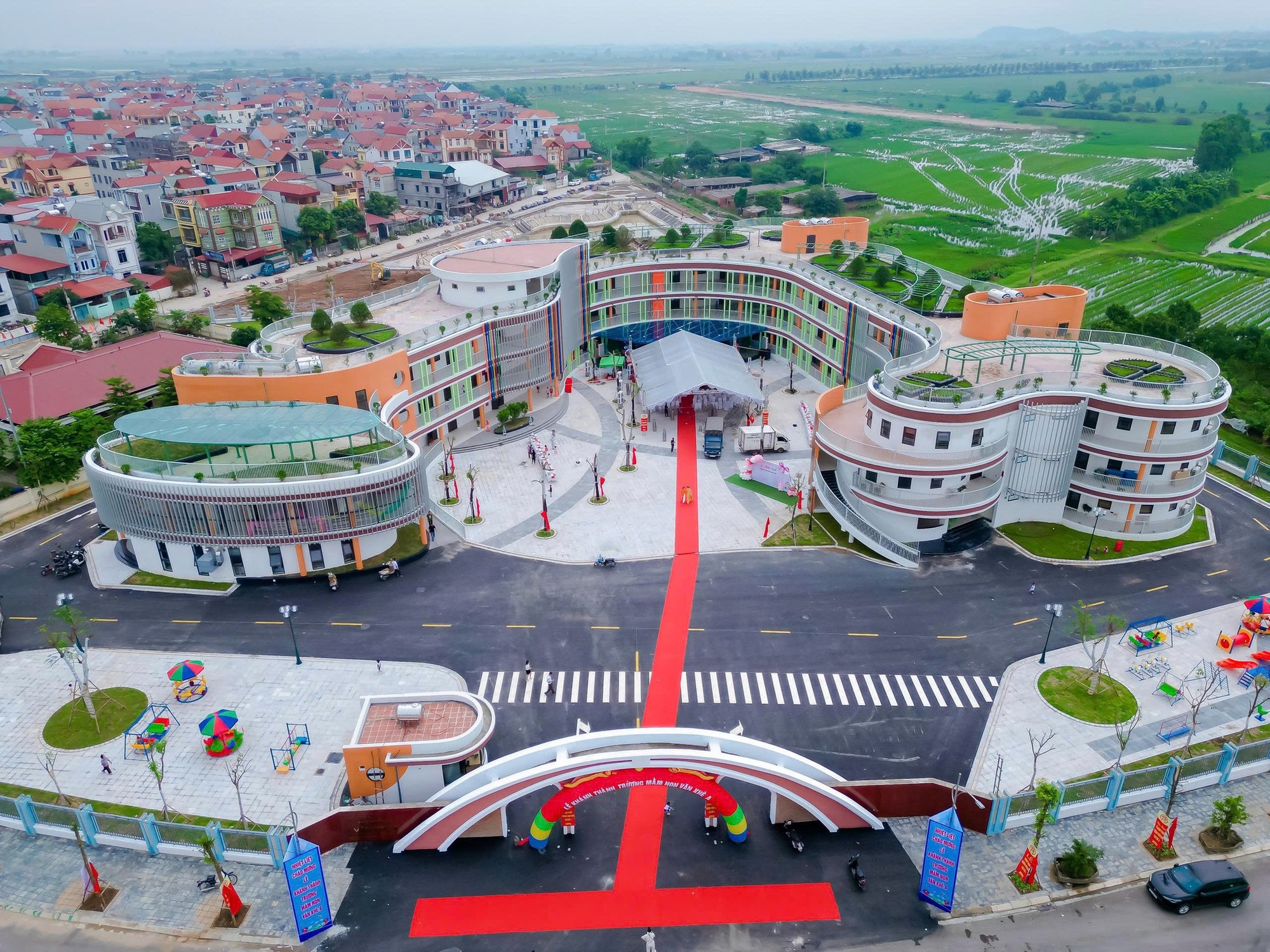 Phụ huynh Hà Nội mê mẩn trước 1 trường Mầm non công lập mới: Vừa khánh thành được vài tháng, to đẹp như resort hạng sang!- Ảnh 2.