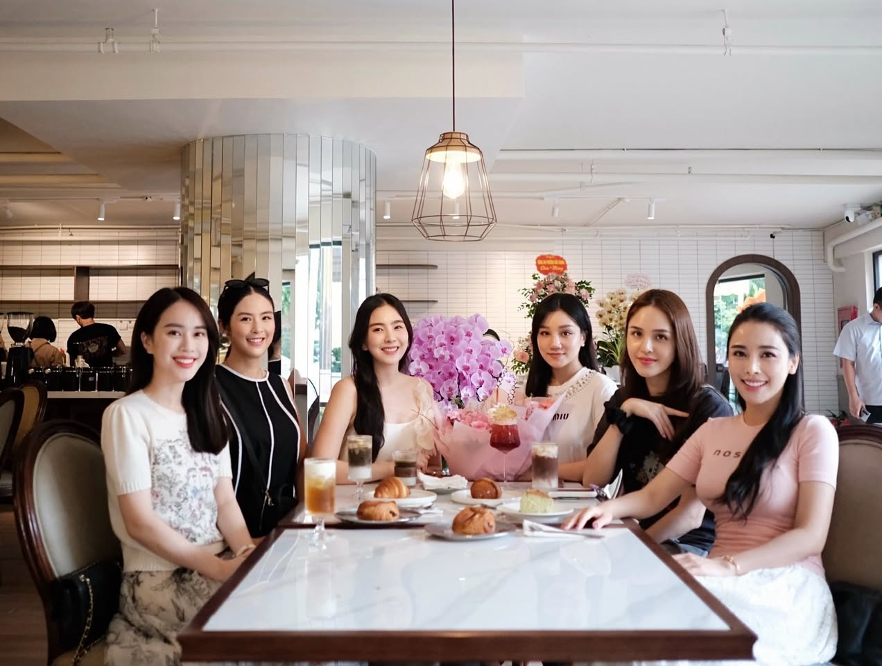 4 hot mom rủ nhau 