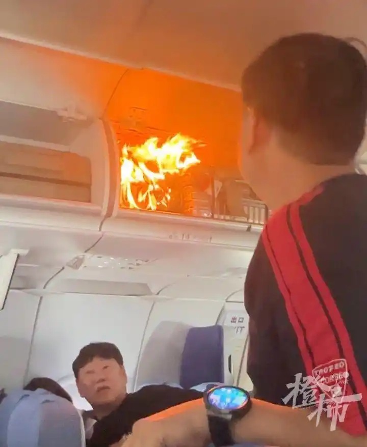 Khoang hành lý bốc cháy dữ dội vì sạc dự phòng, máy bay phải hạ cánh khẩn cấp khi đang ở độ cao 10.000 mét- Ảnh 1.