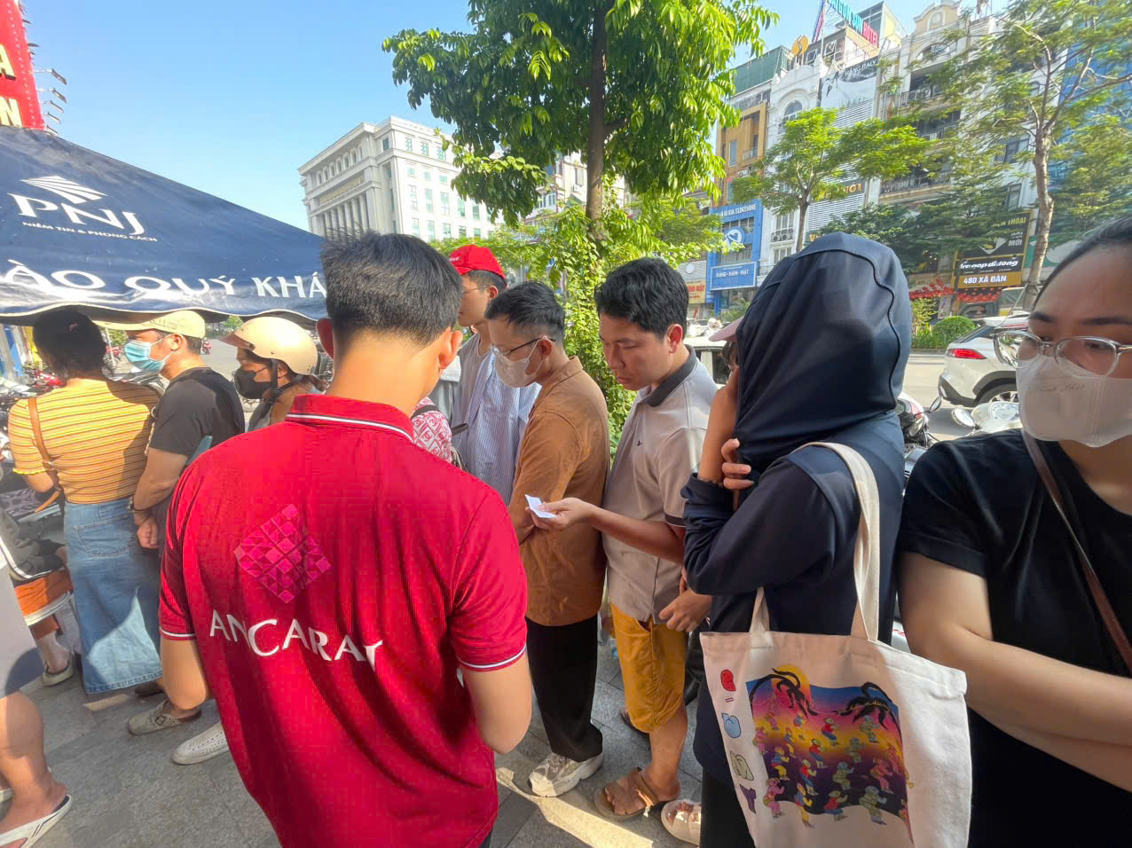 Giá bạc giảm mạnh, người dân "vét" cháy hàng- Ảnh 4.