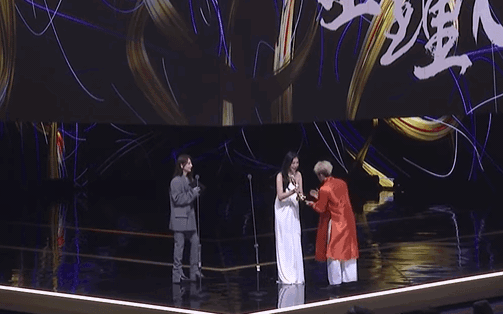 HOT: Lần đầu có diễn viên Việt Nam thắng Thị đế Kim Chung, mặc áo dài lên nhận giải trông oách vô cùng