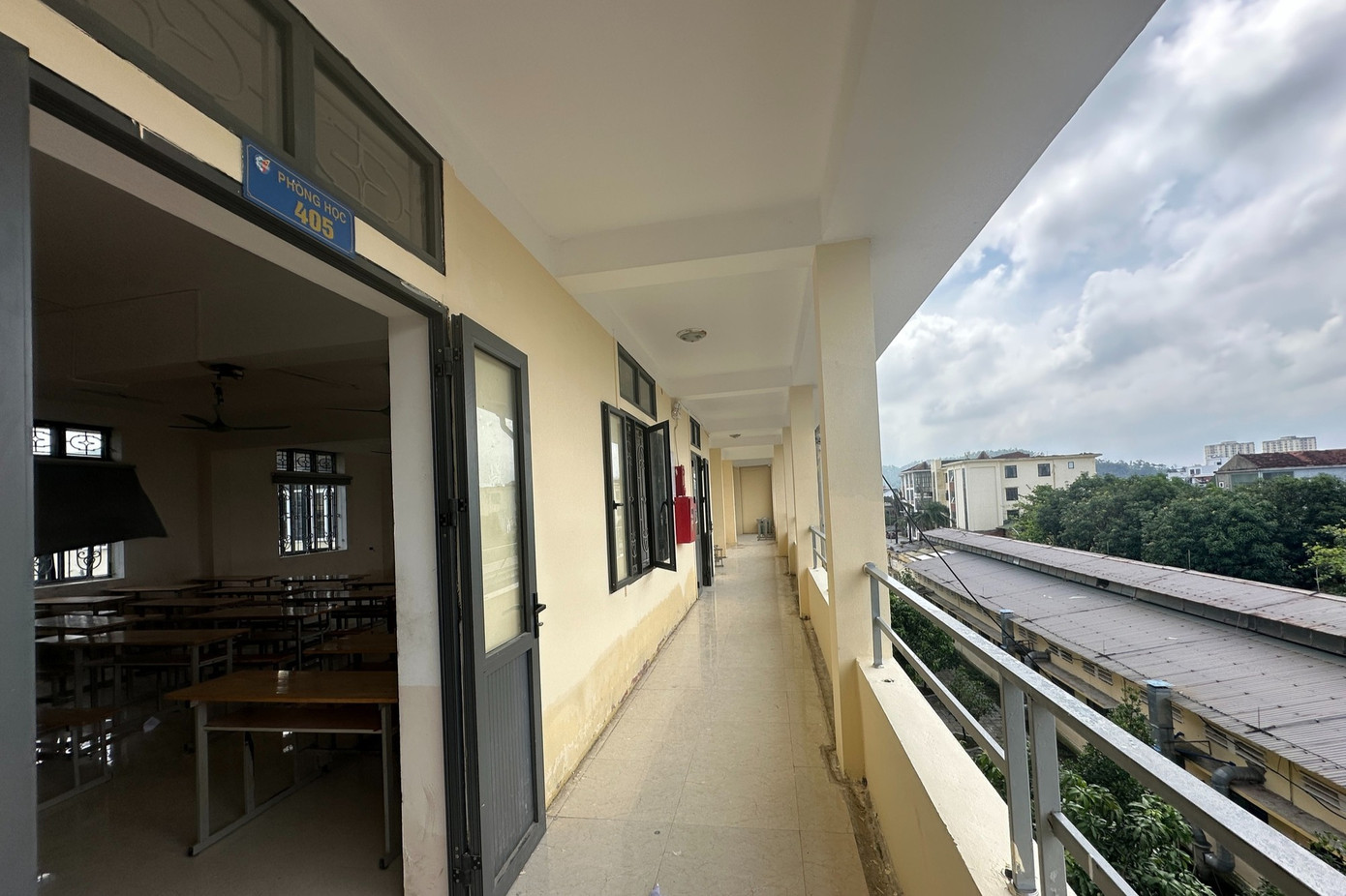 Nhà trường lên tiếng vụ nữ sinh bị bóp cổ, đánh tới tấp từ phòng học ra hành lang- Ảnh 2.