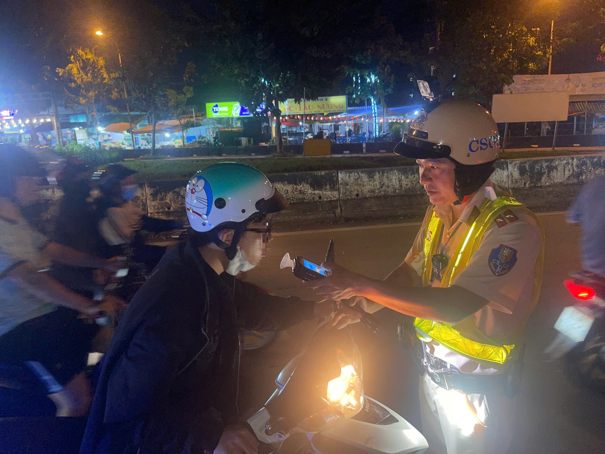 Bất ngờ với hành động của người vi phạm nồng độ cồn ở TP HCM- Ảnh 1. Bất ngờ với hành động của người vi phạm nồng độ cồn ở TP HCM- Ảnh 1.