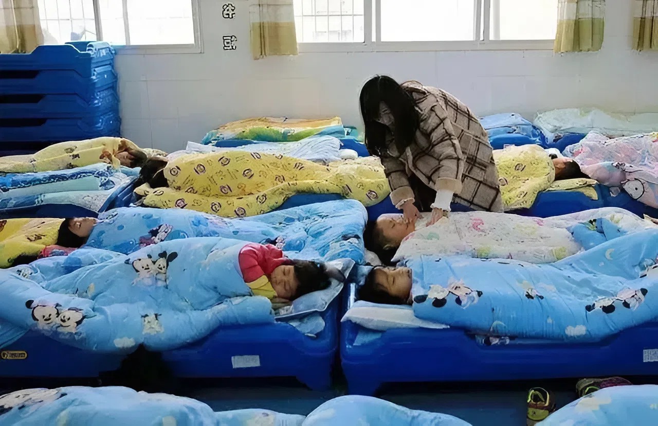 Giáo viên gửi ảnh học sinh ngủ trưa vào nhóm chung, phụ huynh xem xong tức giận đùng đùng: "Tôi đóng tiền để chăm sóc kiểu này à?"- Ảnh 3. Giáo viên gửi ảnh học sinh ngủ trưa vào nhóm chung, phụ huynh xem xong tức giận đùng đùng: "Tôi đóng tiền để chăm sóc kiểu này à?"- Ảnh 3.