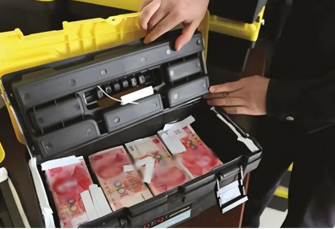 Người đàn ông bán nhà, bán xe cho bạn vay 6 tỷ đồng, đổi lại 182 thùng tiền mặt niêm phong: 5 năm sau, cảnh sát phá khóa mới sững sờ- Ảnh 2.