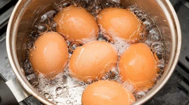 Vì sao trứng luộc dễ bị nứt vỏ và khắc phục thế nào?- Ảnh 1.