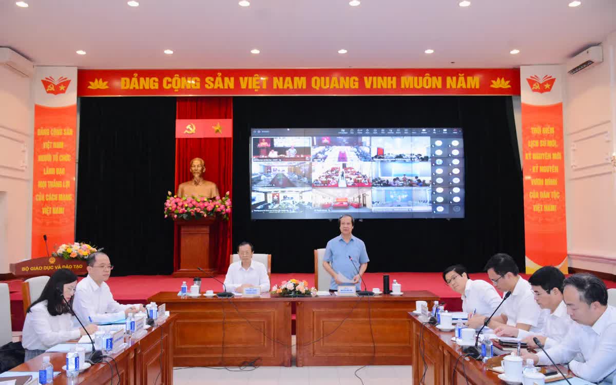 Bộ trưởng Nguyễn Kim Sơn, Thứ trưởng Thường trực Phạm Ngọc Thưởng tại hội nghị.
