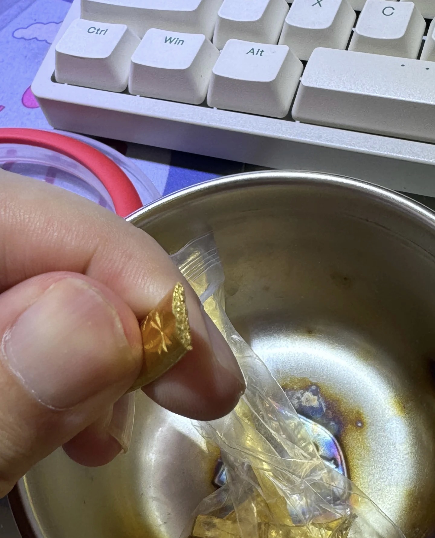 Bán đất mua vàng, đến ngày cưới con đem đi đánh bóng lại, bán thợ kim hoàn nói: “Cái này không phải vàng đâu cô ơi”- Ảnh 2.