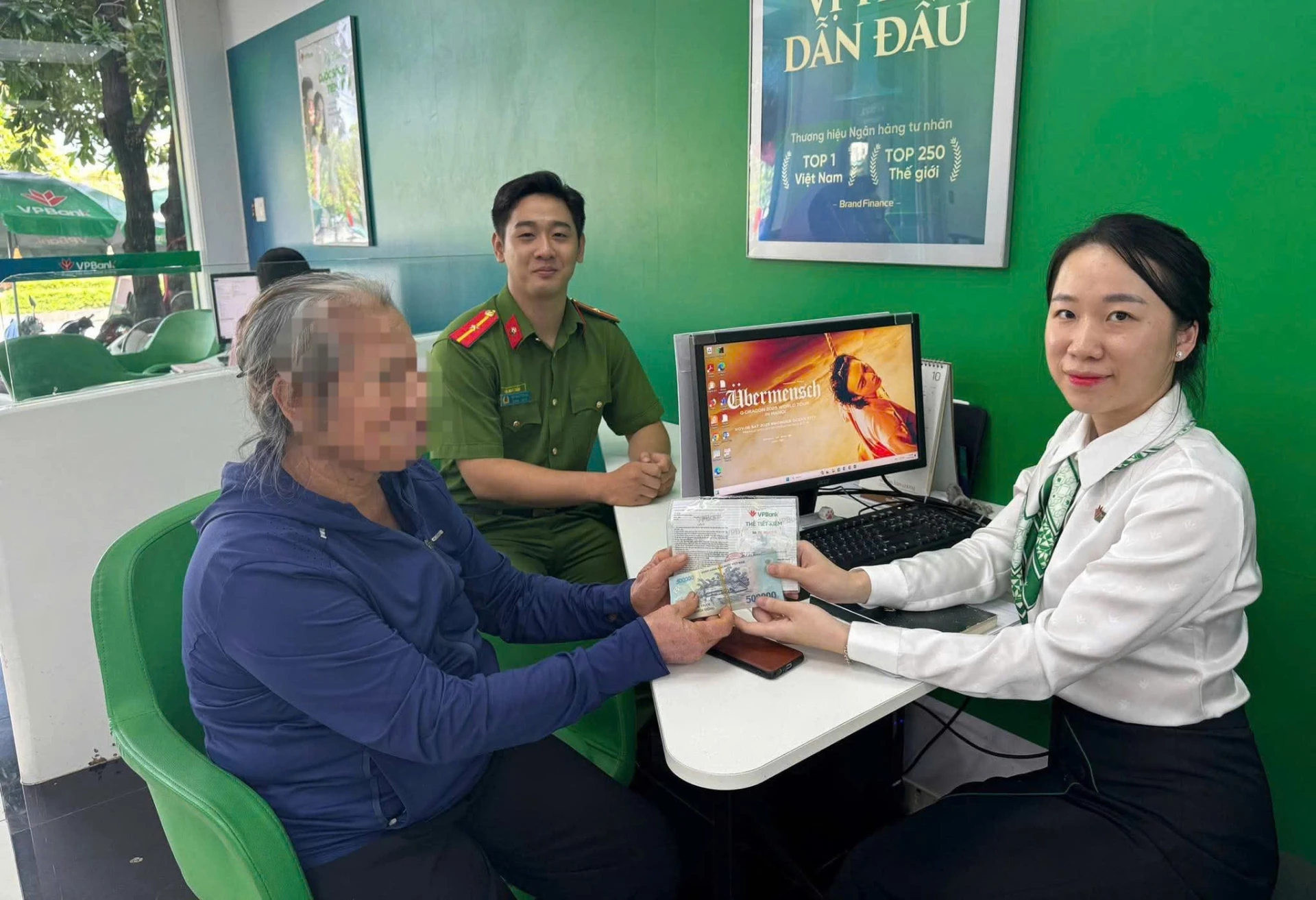 Nhận cuộc gọi từ Zalo, bà cụ run rẩy rút sạch tiền tiết kiệm- Ảnh 1.