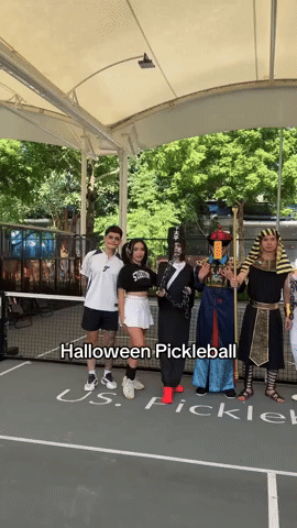 "Đánh hay chưa biết, nhưng độc lạ thì nhất sân!" - loạt trang phục Halloween trên sân pickleball gây sốt- Ảnh 1.
