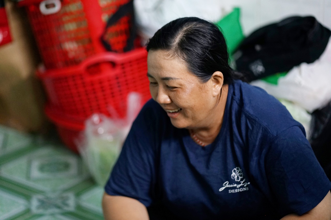 Phía sau đôi bàn tay “hai màu” của người mẹ shipper: “Lúc anh ấy mất, chị mang bầu 2 tháng…”- Ảnh 8. Phía sau đôi bàn tay “hai màu” của người mẹ shipper: “Lúc anh ấy mất, chị mang bầu 2 tháng…”- Ảnh 8.