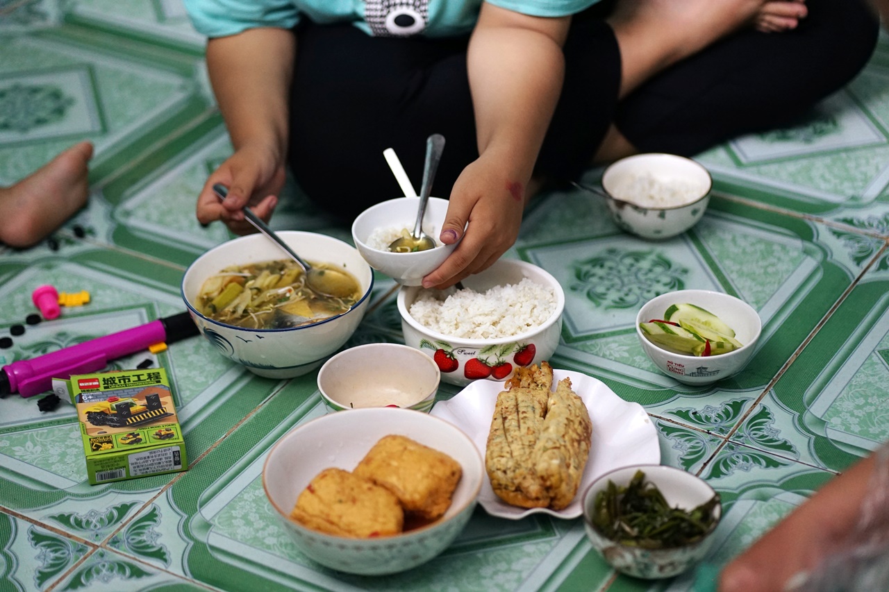 Phía sau đôi bàn tay “hai màu” của người mẹ shipper: “Lúc anh ấy mất, chị mang bầu 2 tháng…”- Ảnh 6. Phía sau đôi bàn tay “hai màu” của người mẹ shipper: “Lúc anh ấy mất, chị mang bầu 2 tháng…”- Ảnh 6.