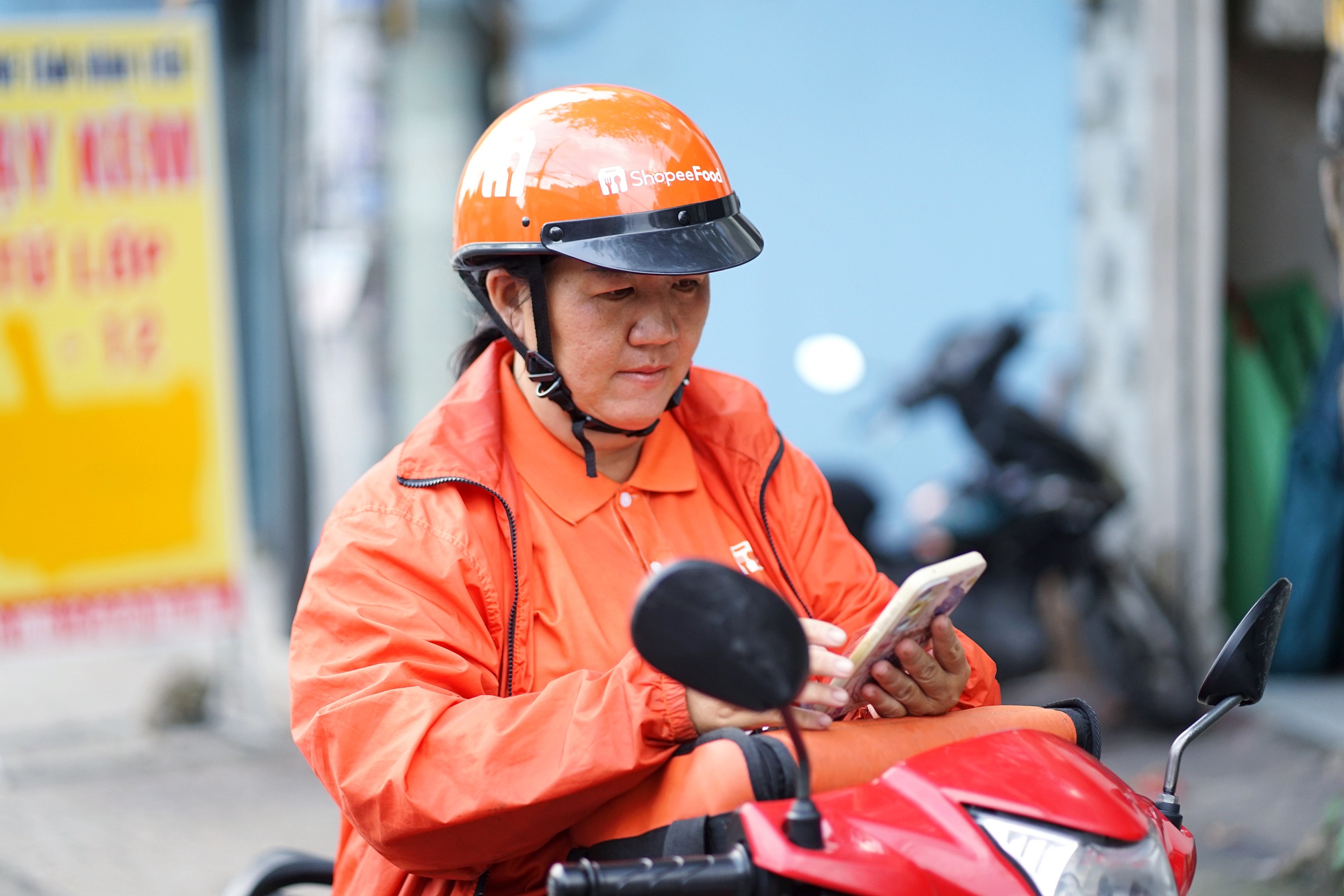 Phía sau đôi bàn tay “hai màu” của người mẹ shipper: “Lúc anh ấy mất, chị mang bầu 2 tháng…”- Ảnh 2. Phía sau đôi bàn tay “hai màu” của người mẹ shipper: “Lúc anh ấy mất, chị mang bầu 2 tháng…”- Ảnh 2.