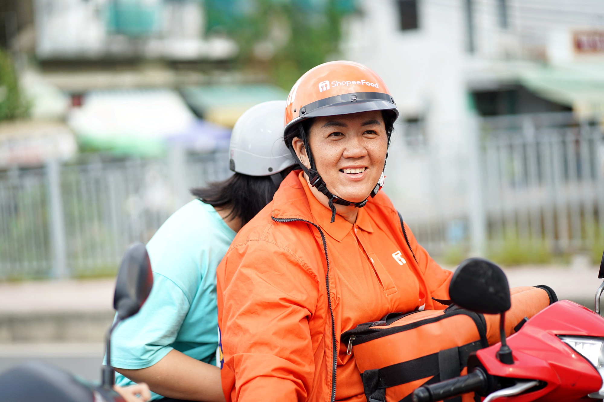 Phía sau đôi bàn tay “hai màu” của người mẹ shipper: “Lúc anh ấy mất, chị mang bầu 2 tháng…”- Ảnh 1. Phía sau đôi bàn tay “hai màu” của người mẹ shipper: “Lúc anh ấy mất, chị mang bầu 2 tháng…”- Ảnh 1.