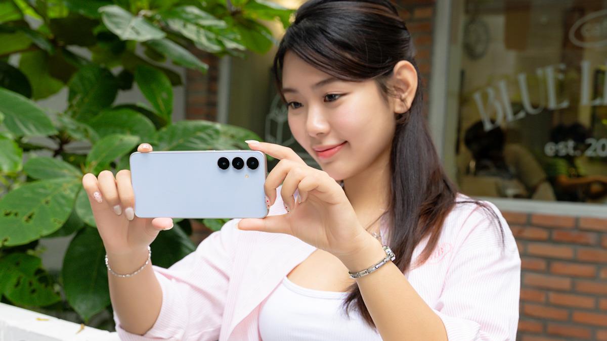 20/10: Đừng chỉ tặng quà, hãy tặng những trải nghiệm đáng giá với Galaxy S25 FE- Ảnh 1.