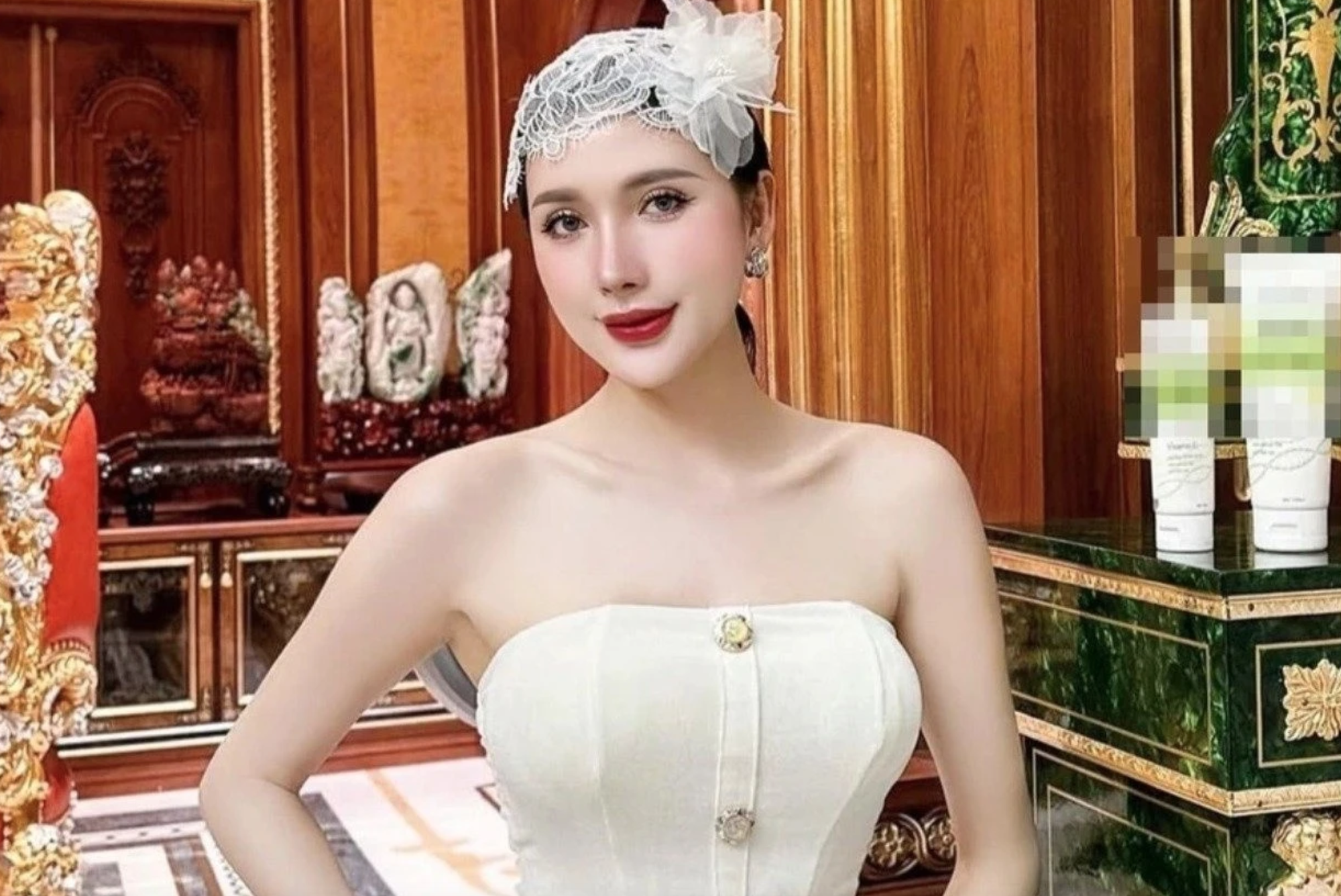 Đông đảo người dân tập trung trước lâu đài của Ngân Collagen: Xảy ra chuyện gì?- Ảnh 2.