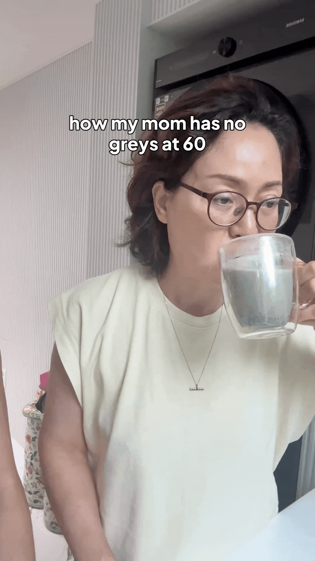 Mẹ tôi rất chăm uống loại nước màu đen này và không có một sợi tóc bạc nào ở tuổi 60, tóc còn bóng đẹp- Ảnh 1.
