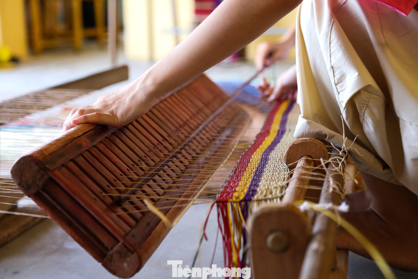 Khách Tây thích thú chẻ cói, dệt chiếu ở Hội An- Ảnh 15.