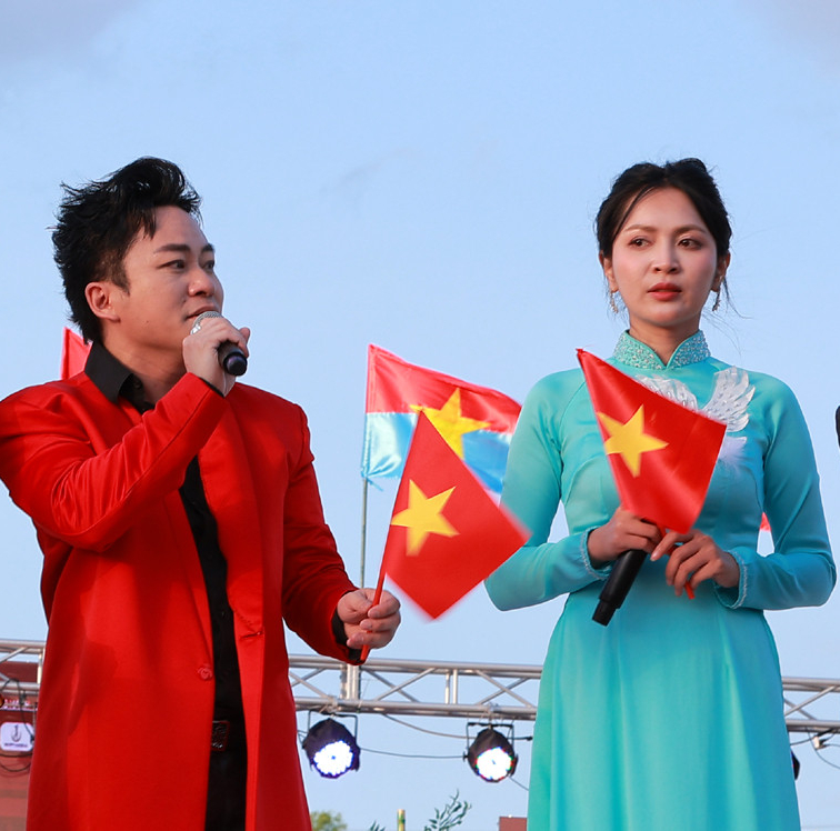 Nữ ca sĩ được Tùng Dương chúc 
