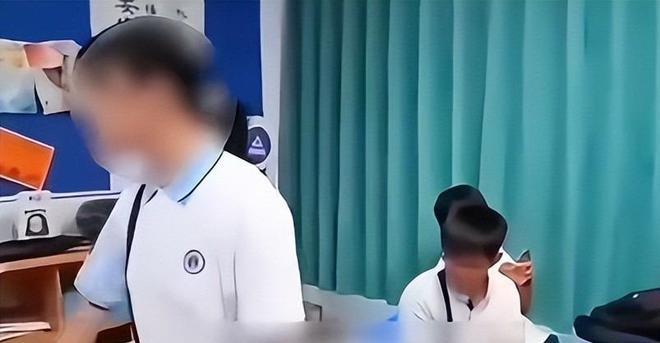 Nữ sinh đổ 2 chai nước lên đầu bạn còn thách thức "biết bố tôi làm nghề gì không", trường vào cuộc điều tra: Sự thất bẽ bàng!- Ảnh 2. Nữ sinh đổ 2 chai nước lên đầu bạn còn thách thức "biết bố tôi làm nghề gì không", trường vào cuộc điều tra: Sự thất bẽ bàng!- Ảnh 2.