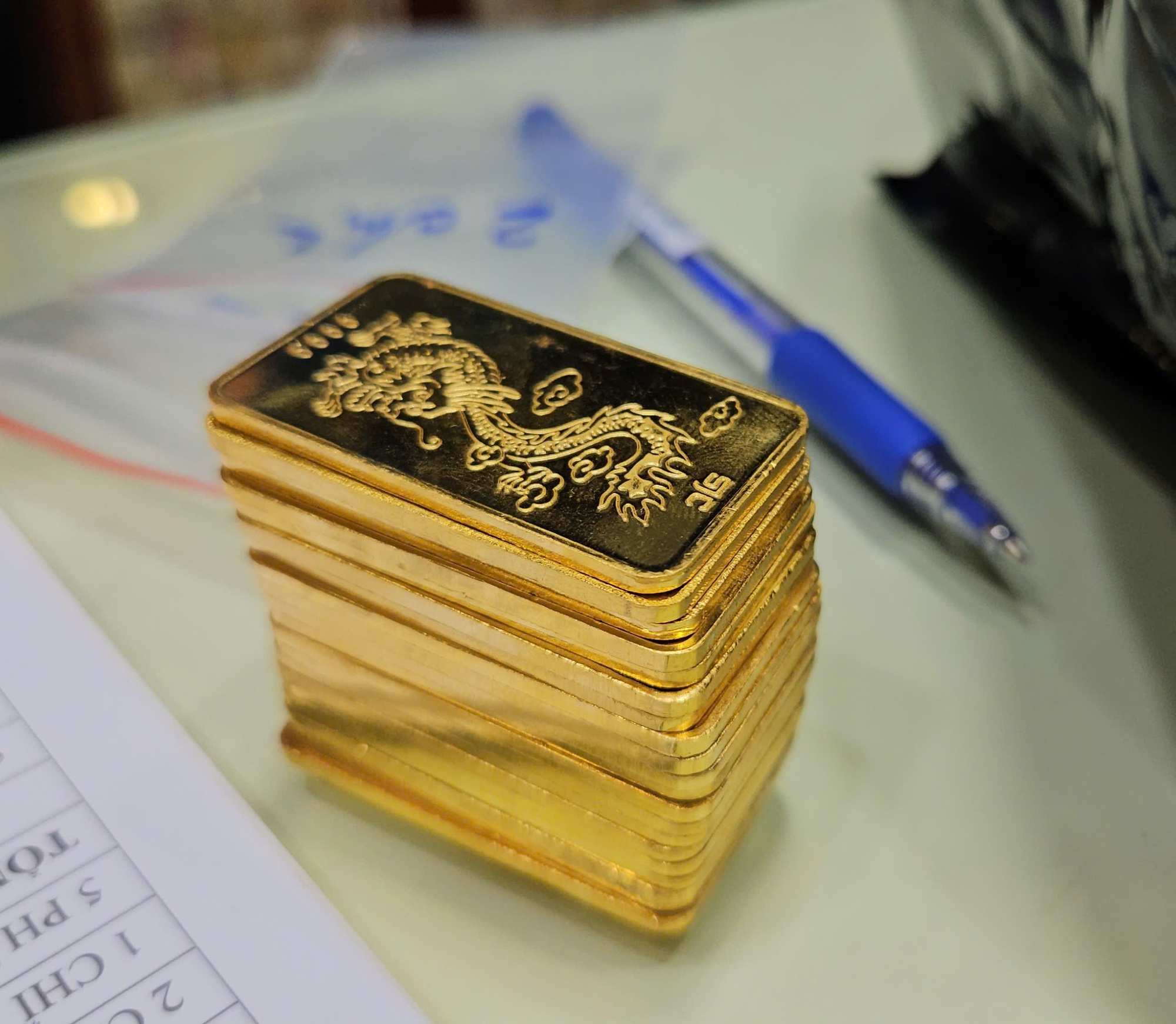 Giá vàng miếng SJC trên thị trường tự do giảm tới 11 triệu đồng mỗi lượng- Ảnh 1.
