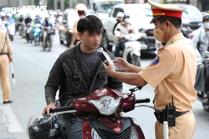 CSGT bắt đầu đợt cao điểm kiểm soát nồng độ cồn, tập trung buổi trưa và tối- Ảnh 1.