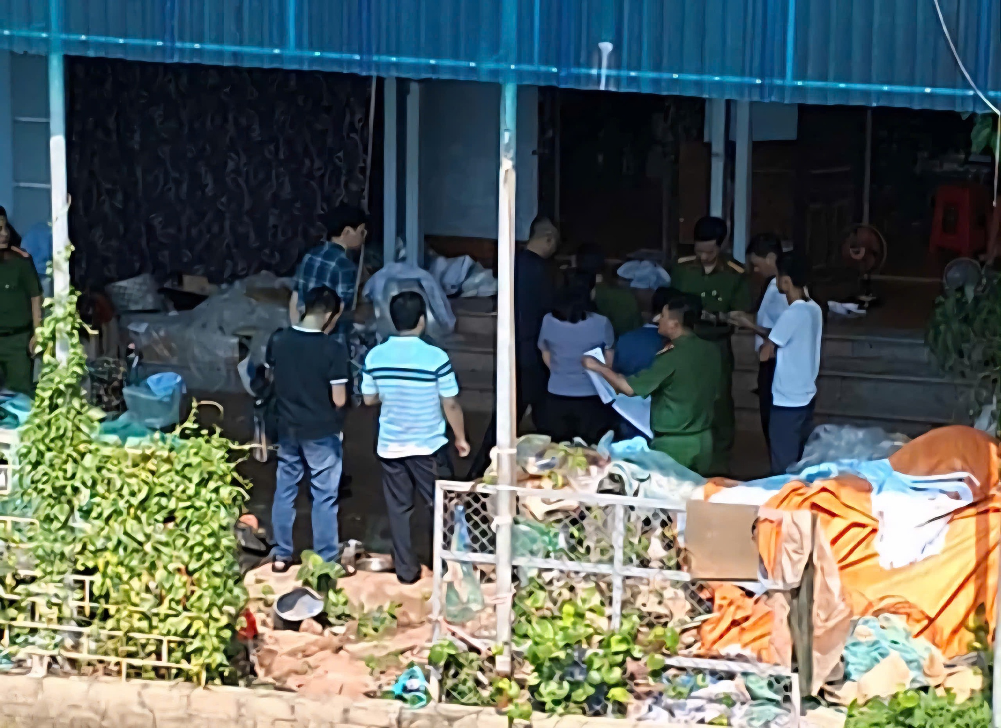 Con gái bàng hoàng phát hiện cha, mẹ thương vong tại khu vực xưởng may- Ảnh 1.