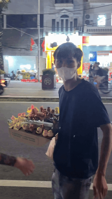 Cô gái bị người lạ tấn công, nhổ nước bọt ở hồ Gươm, còn bị nói: "Vì xinh nên mới bị thế"- Ảnh 2.