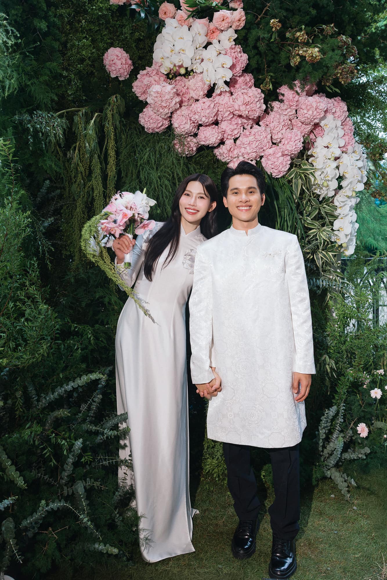 Ảnh cưới đẹp nhất showbiz Việt 2025: Cô dâu Á hậu quá xinh, chồng chủ tịch không chê vào đâu được!- Ảnh 14.