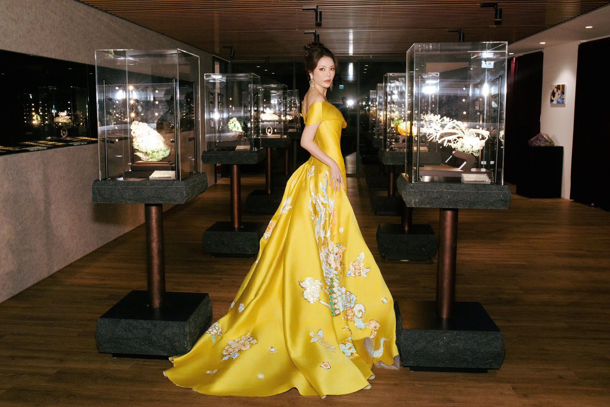 Nữ đại gia showbiz sở hữu biệt thự trăm tỷ dát vàng ở TP.HCM, 43 tuổi có người yêu mới- Ảnh 7.