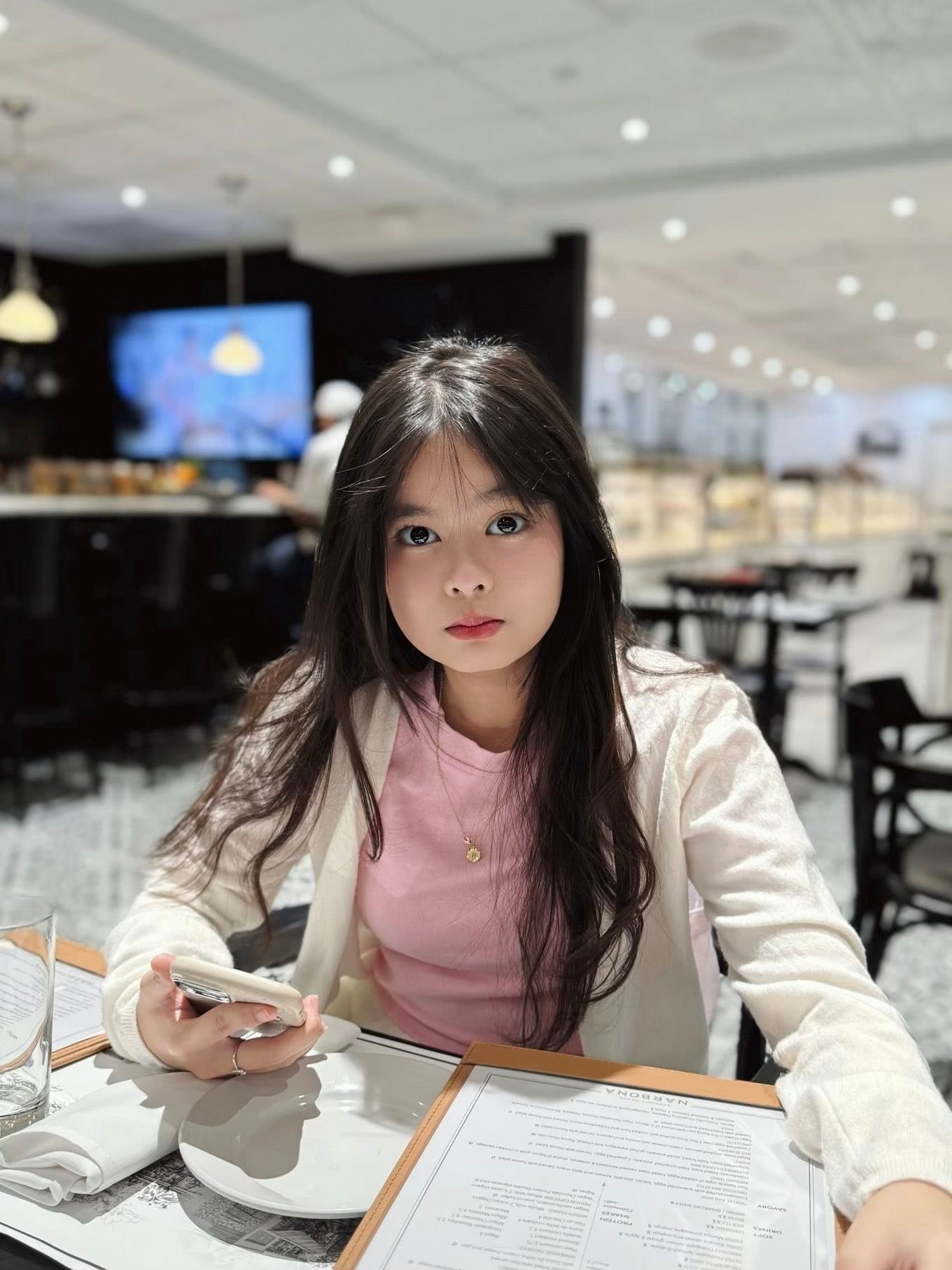 Con gái lớn của hot mom Hằng Túi gây 