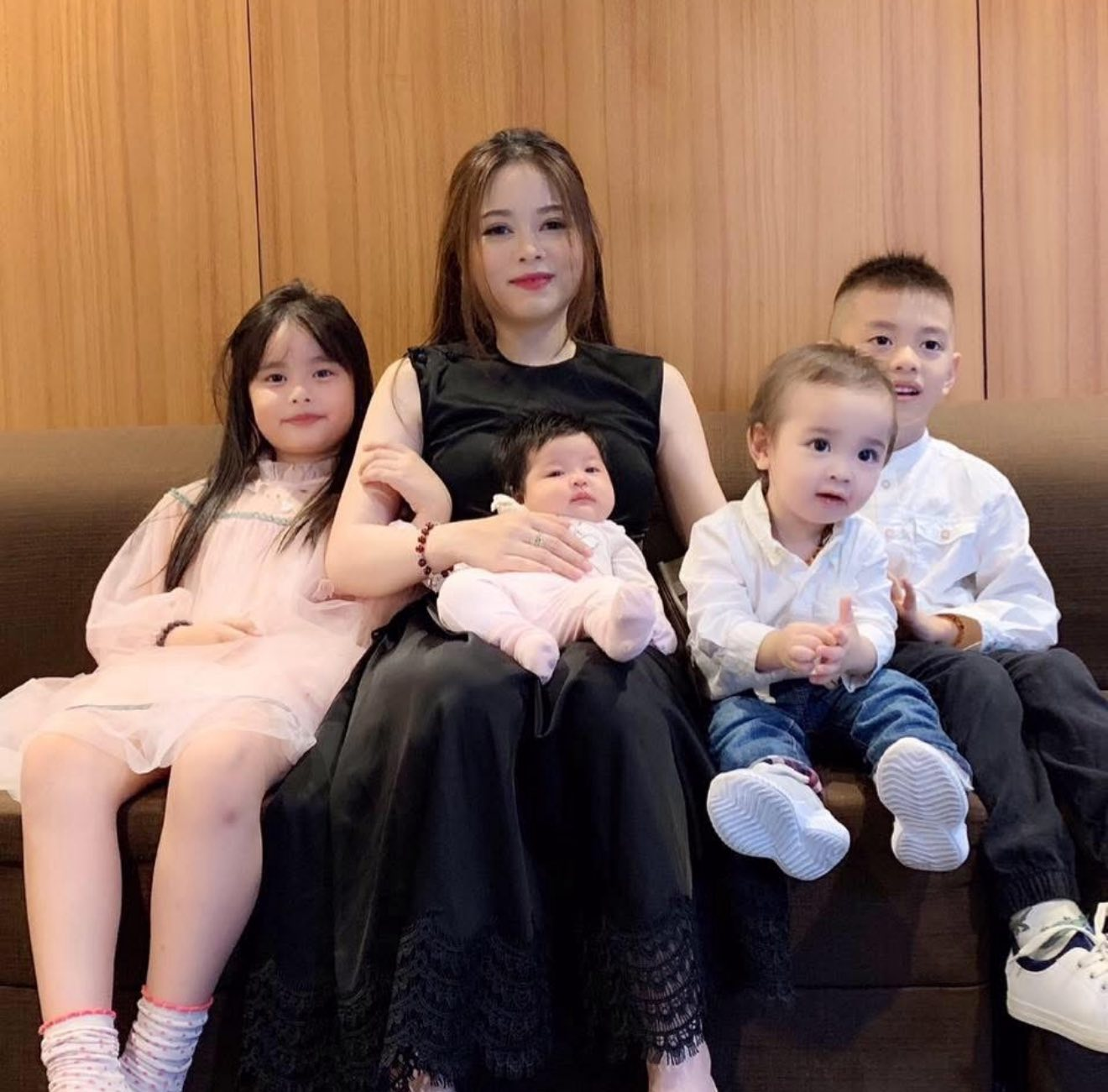 Con gái lớn của hot mom Hằng Túi gây 