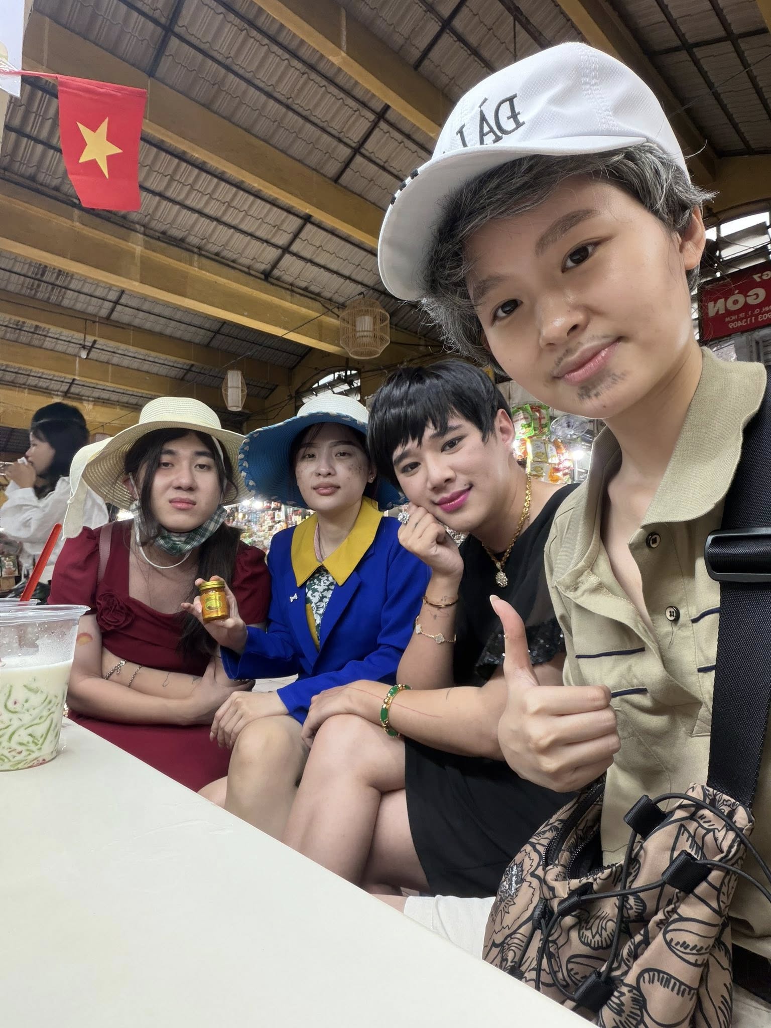 Cơn sốt Mèo Hoang: Khi các mẹ trung niên ở Việt Nam quá hot!- Ảnh 2.