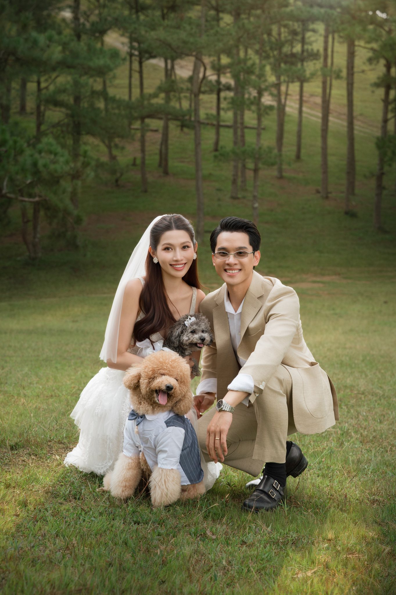 Ảnh cưới đẹp nhất showbiz Việt 2025: Cô dâu Á hậu quá xinh, chồng chủ tịch không chê vào đâu được!- Ảnh 12.