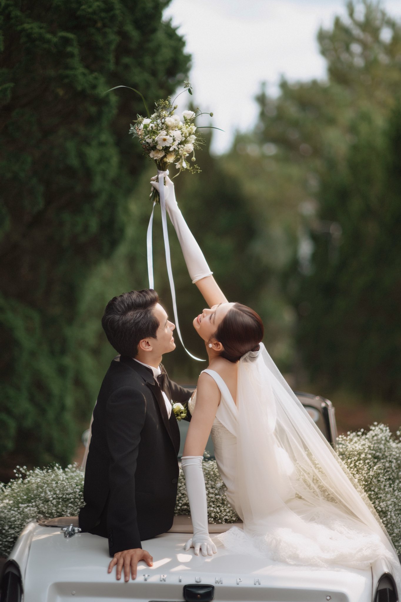 Ảnh cưới đẹp nhất showbiz Việt 2025: Cô dâu Á hậu quá xinh, chồng chủ tịch không chê vào đâu được!- Ảnh 6.