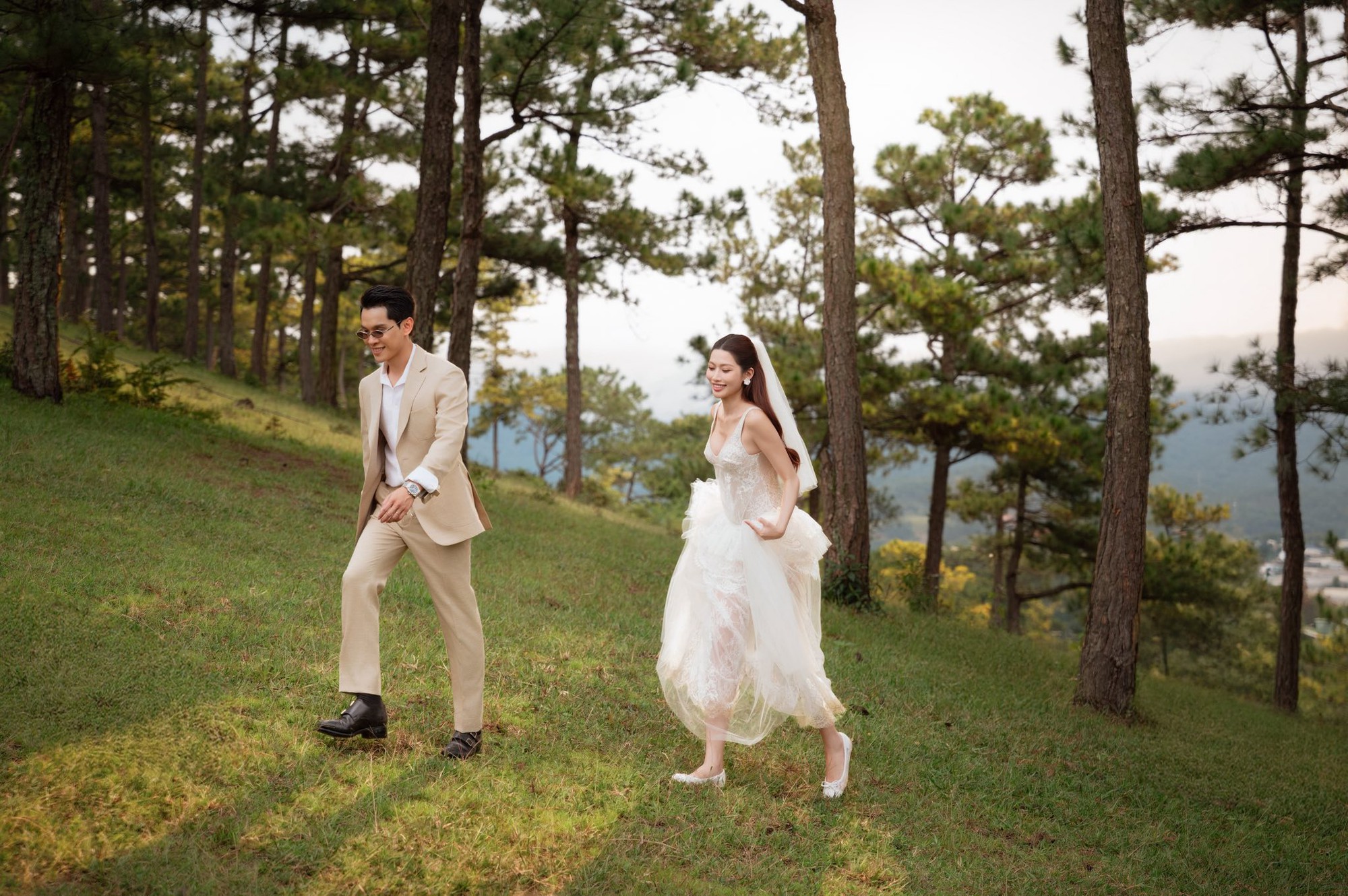 Ảnh cưới đẹp nhất showbiz Việt 2025: Cô dâu Á hậu quá xinh, chồng chủ tịch không chê vào đâu được!- Ảnh 8.