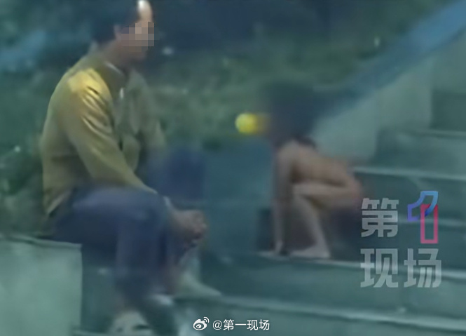 Sốc: Bé trai bị nuôi như thú hoang, trần truồng di chuyển bằng tứ chi, cha mẹ nói “tự do cá nhân”- Ảnh 1.