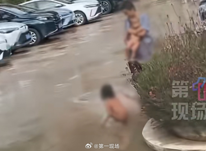Sốc: Bé trai bị nuôi như thú hoang, trần truồng di chuyển bằng tứ chi, cha mẹ nói “tự do cá nhân”- Ảnh 2.