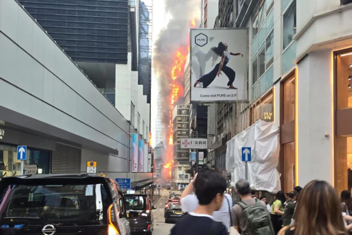 Cháy lớn tại tòa tháp thương mại giữa trung tâm Hong Kong (Trung Quốc)- Ảnh 2.