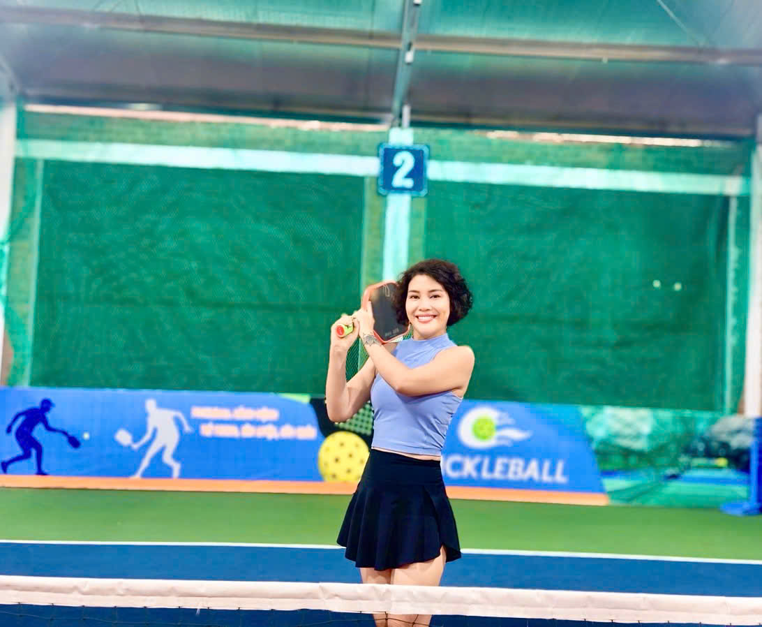 Nữ huấn luyện viên pickleball tuổi U50: Từ nỗi sợ tiền mãn kinh đến "bông hồng rực rỡ" trên sân tập khiến nhiều người xuýt xoa- Ảnh 1.