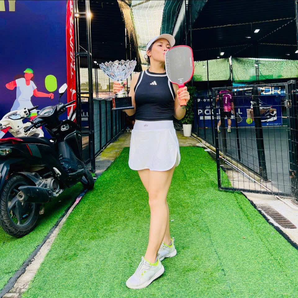 Nữ huấn luyện viên pickleball tuổi U50: Từ nỗi sợ tiền mãn kinh đến "bông hồng rực rỡ" trên sân tập khiến nhiều người xuýt xoa- Ảnh 5.