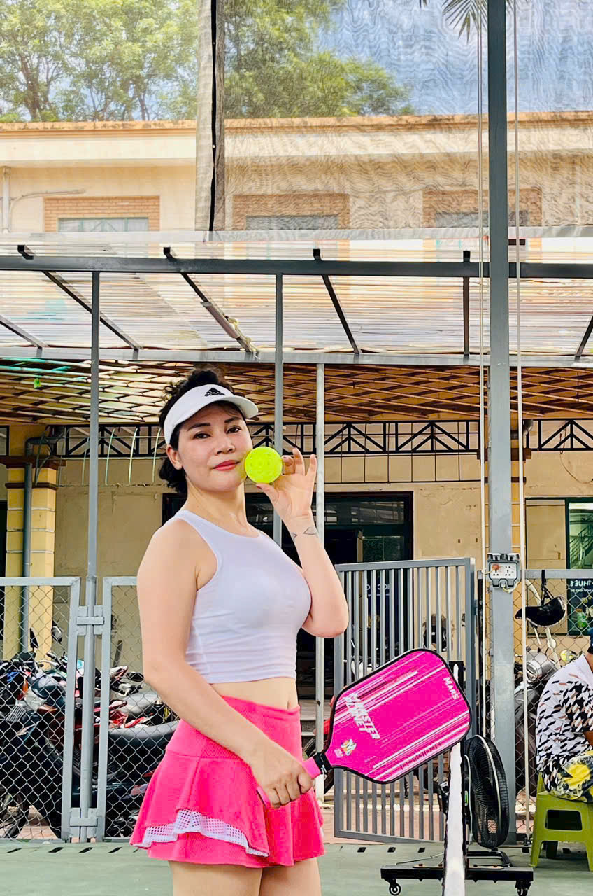 Nữ huấn luyện viên pickleball tuổi U50: Từ nỗi sợ tiền mãn kinh đến "bông hồng rực rỡ" trên sân tập khiến nhiều người xuýt xoa- Ảnh 6.