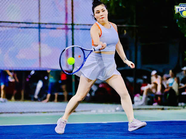 Nữ huấn luyện viên pickleball tuổi U50: Từ nỗi sợ tiền mãn kinh đến "bông hồng rực rỡ" trên sân tập khiến nhiều người xuýt xoa- Ảnh 2.