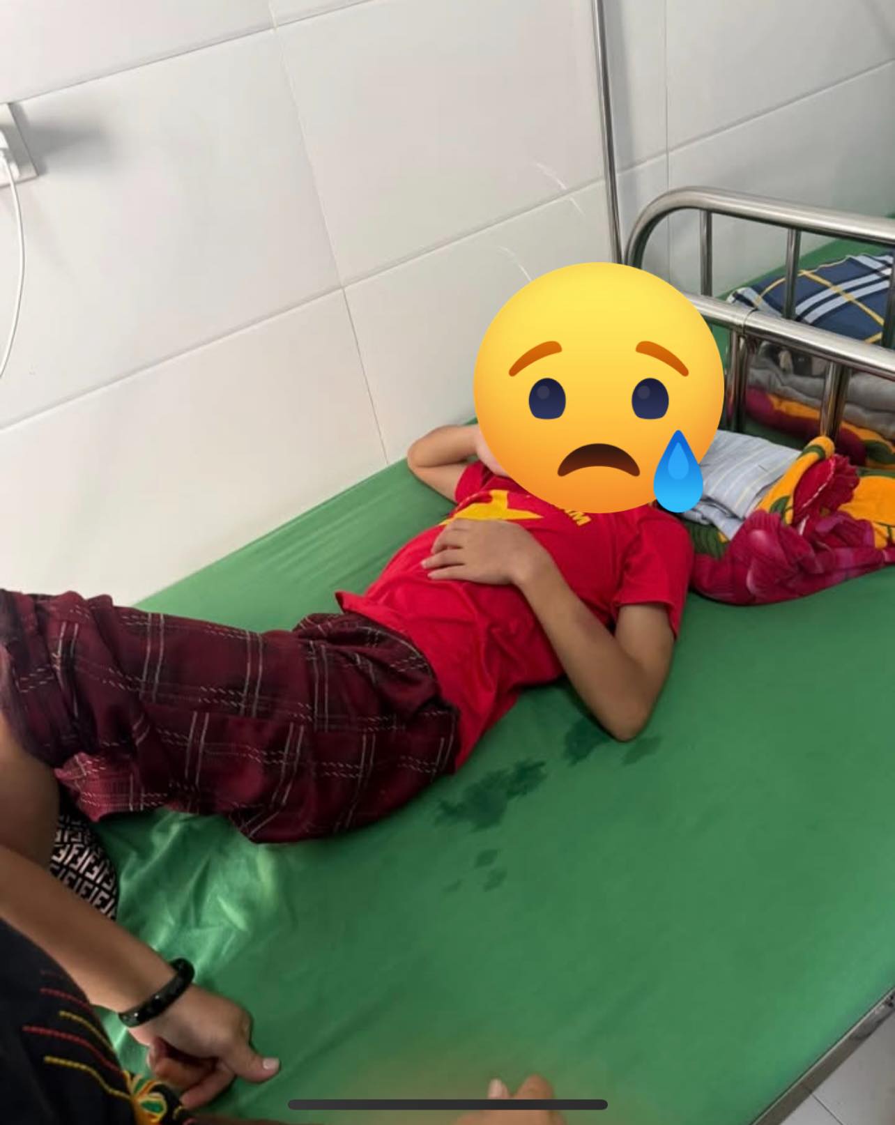 Xác minh thông tin bé gái nghi bị cha dượng bạo hành- Ảnh 2.