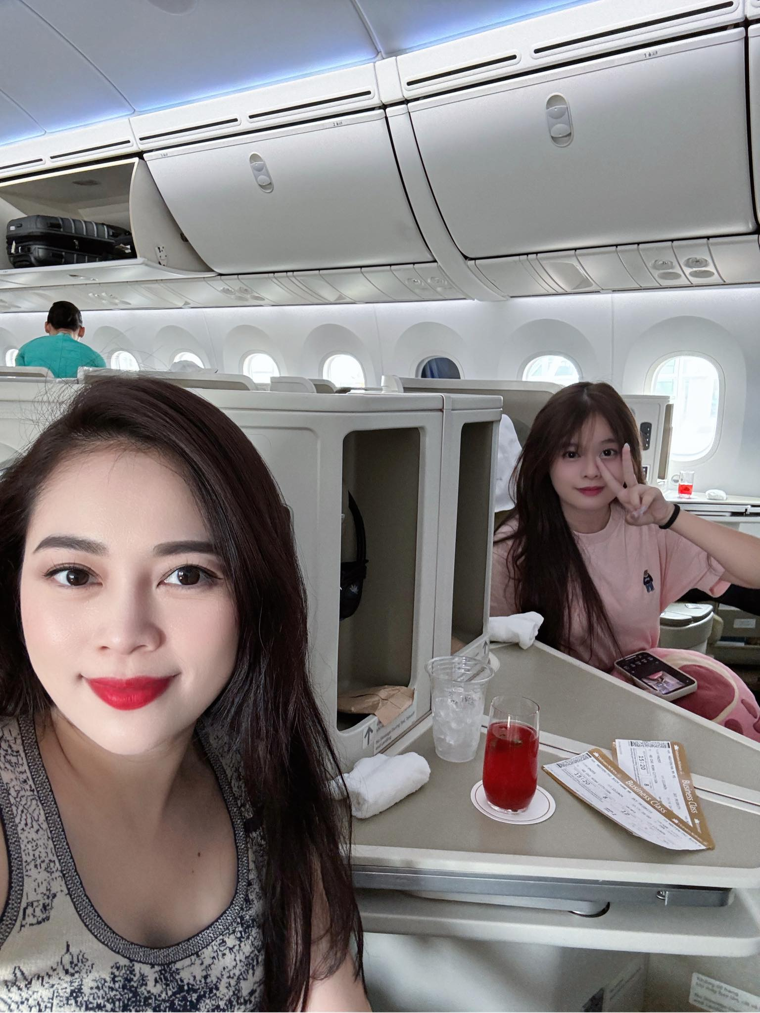 Con gái lớn của hot mom Hằng Túi gây 