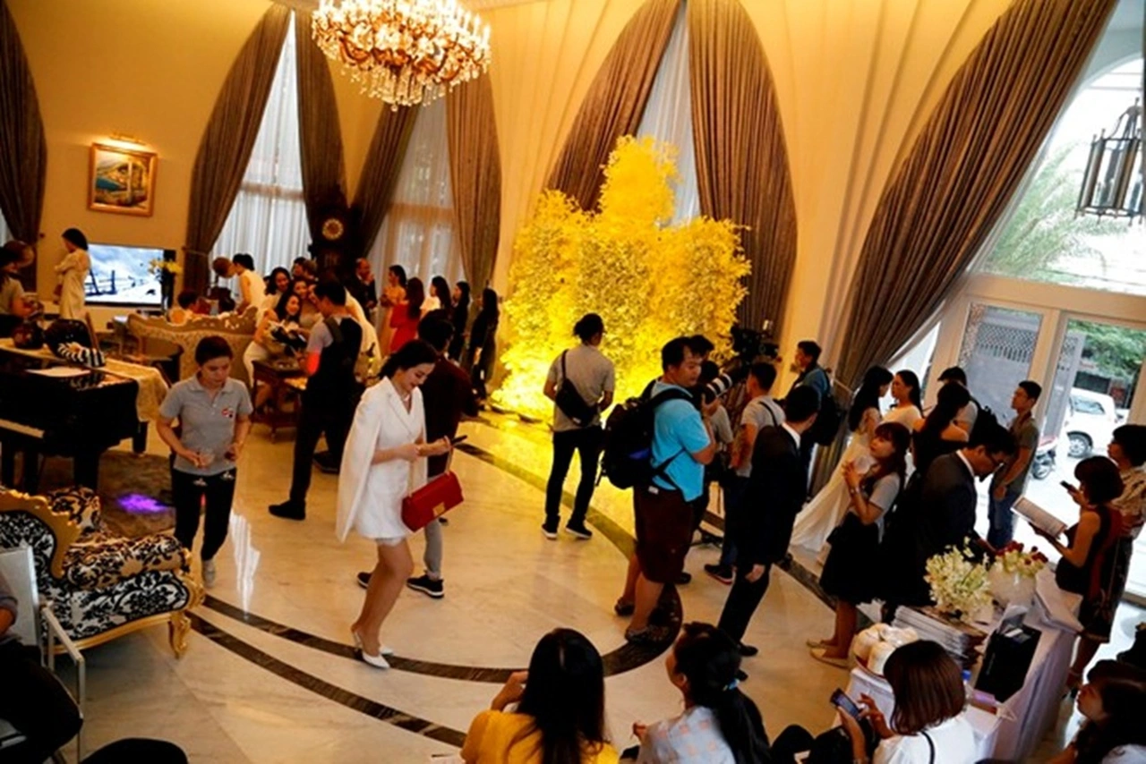 Bên trong biệt thự to như cung điện của người đẹp từng là Bên trong biệt thự to như cung điện của người đẹp từng là
