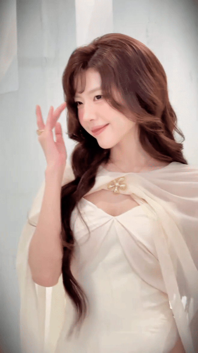 Tân binh Vbiz đi event đẹp phát sáng, visual sánh ngang Suzy và Jisoo- Ảnh 5.