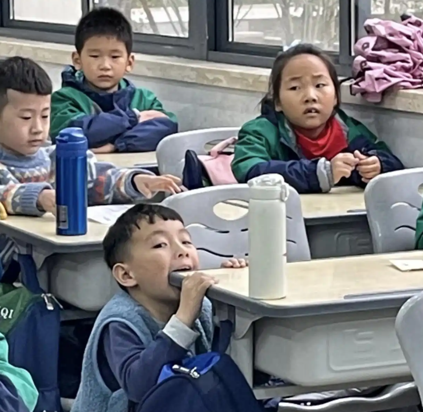 Đang giảng bài, cô giáo sững người khi thấy hành động lạ của học trò: Không thể nhịn cười!- Ảnh 1.