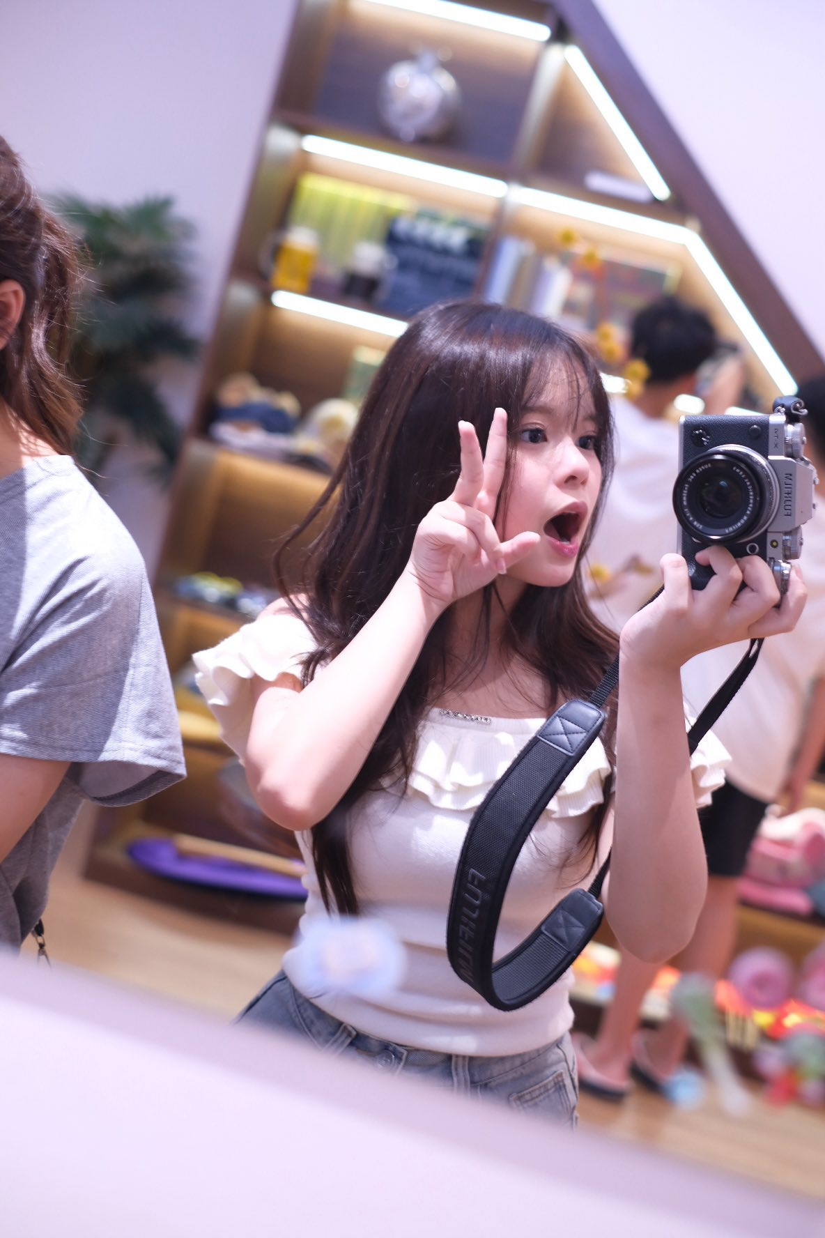 Con gái lớn của hot mom Hằng Túi gây 