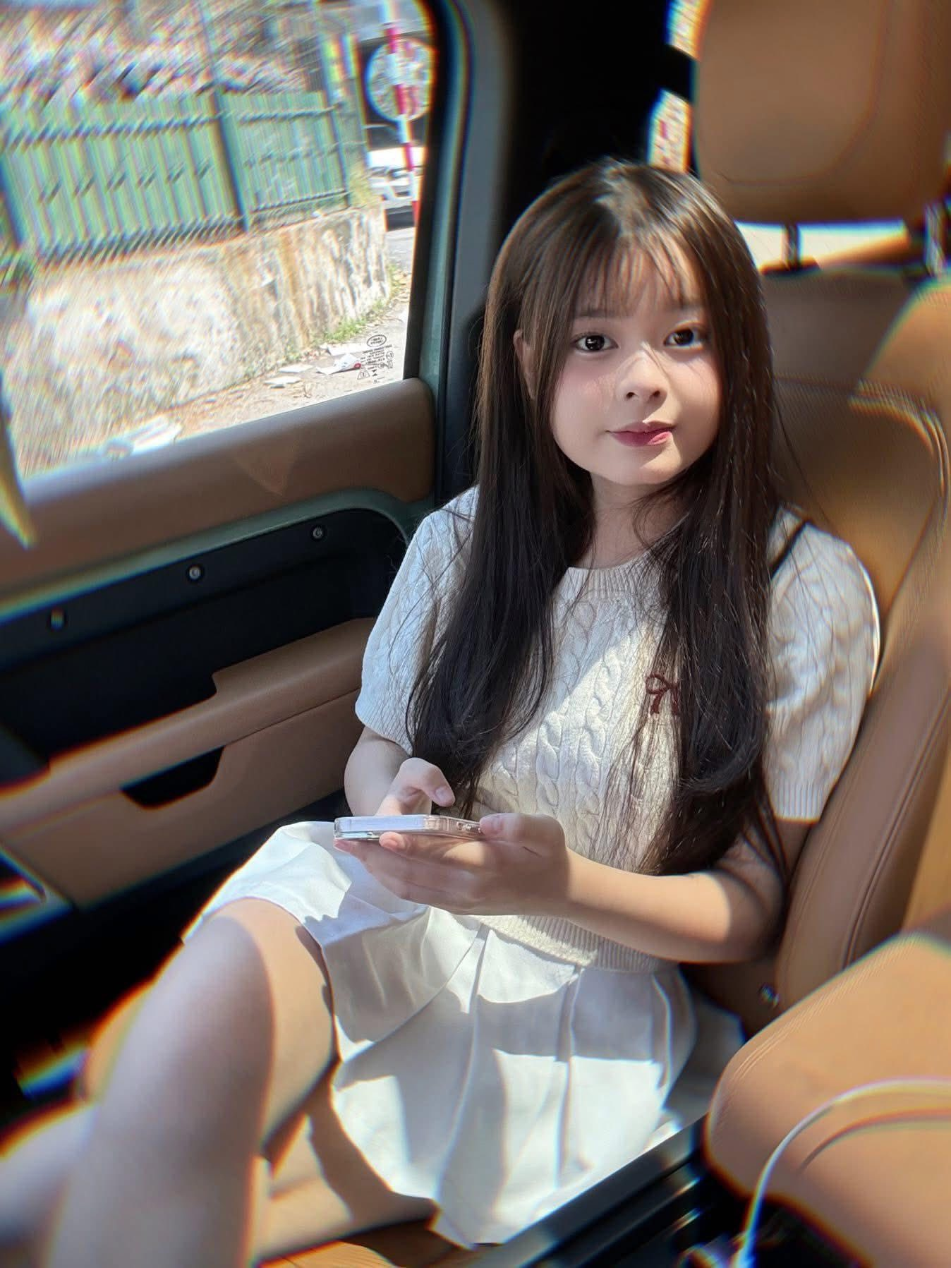 Con gái lớn của hot mom Hằng Túi gây 